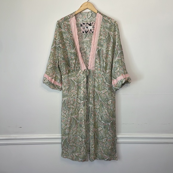 Floreat Anthropologie Women’s Lightweight Paisley Robe Green with Pink Lace S - Picture 2 of 8